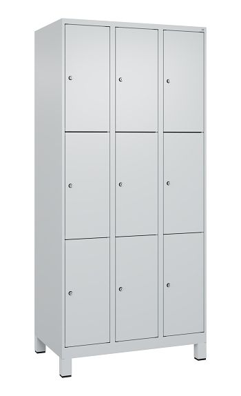 Schließfachschrank mit Füßen 3 Abteile / 9 Fächer á 300 mm