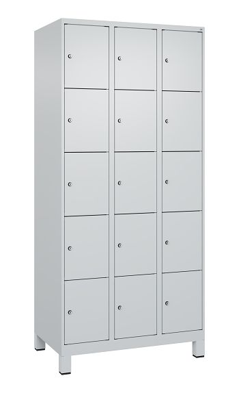 Schließfachschrank mit Füßen 3 Abteile / 15 Fächer á 300 mm