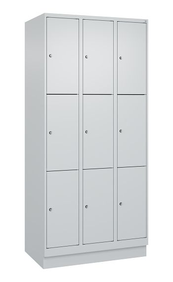 Schließfachschrank mit Sockel 3 Abteile / 9 Fächer á 300 mm