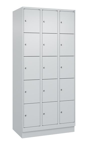 Schließfachschrank mit Sockel 3 Abteile / 15 Fächer á 300 mm
